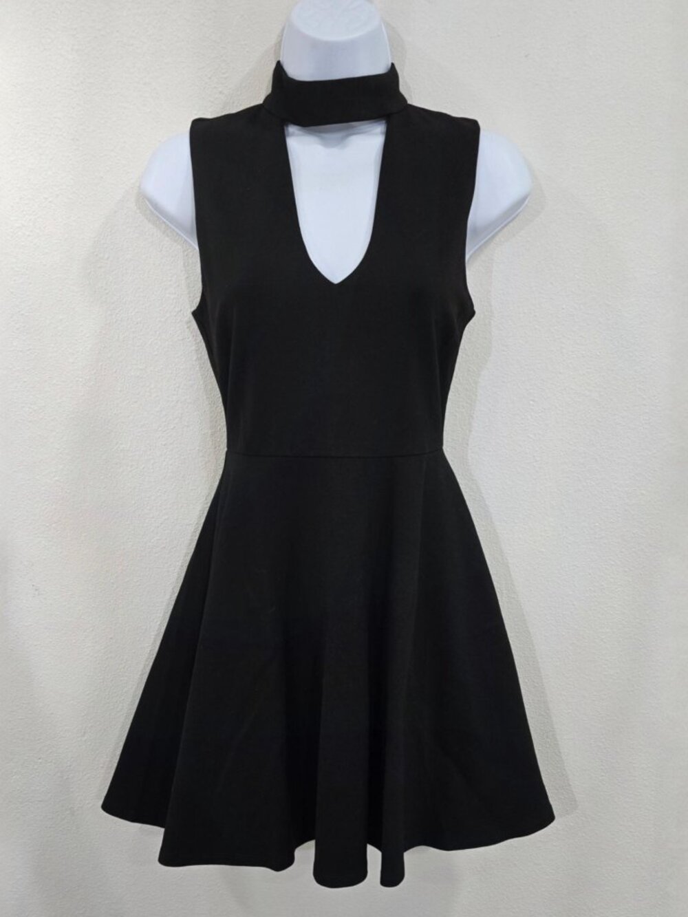 Lulus ✦ Mock Neck Skater A-Line Dress ✦ Black Sleeveless Keyhole Cutout Size S - Picture 3 of 13